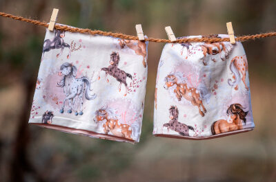 Mütze und Loop Ponys